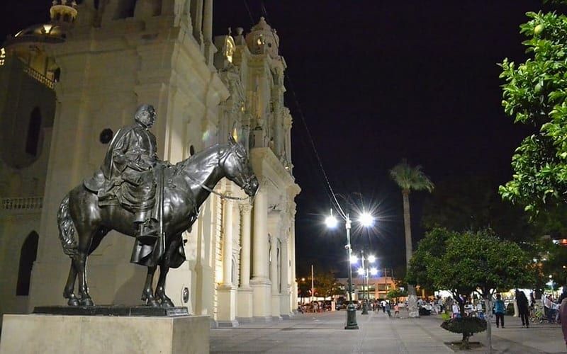 Clear December evening light in central Hermosillo, Sonora