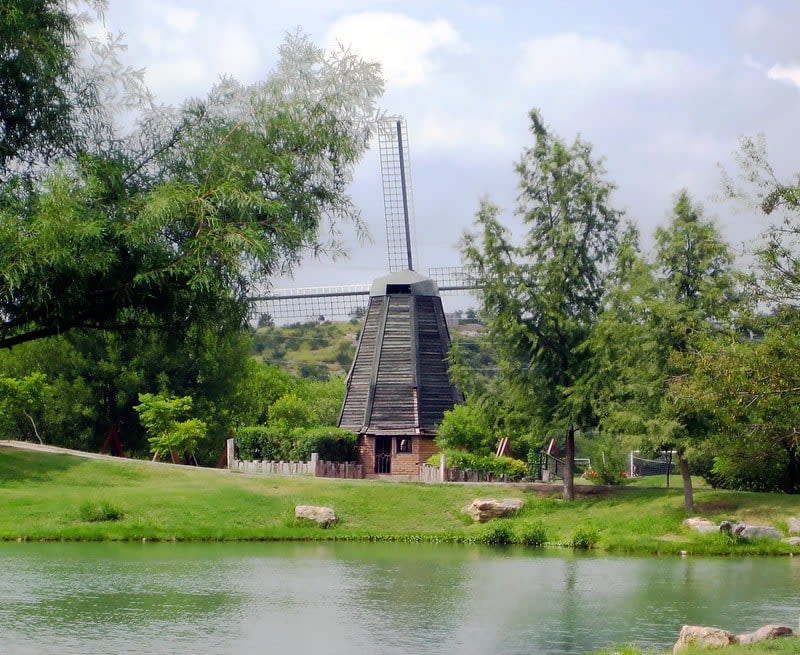 Xochipilli Park Monclova — desert oasis park with windmill, walking paths, and biodiversity in Coahuila