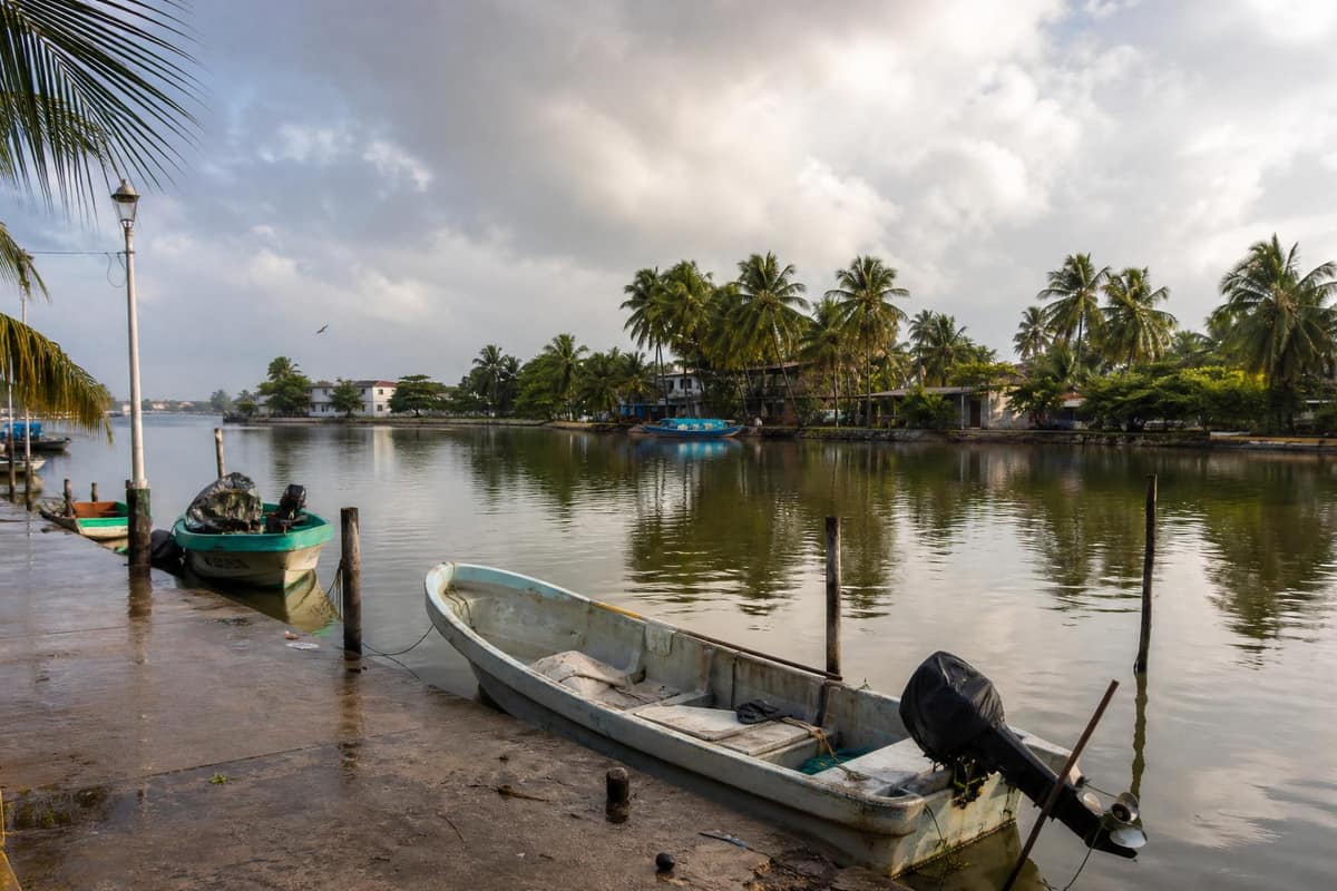 Fishing boats on a humid Paraíso, Tabasco waterfront under low June clouds